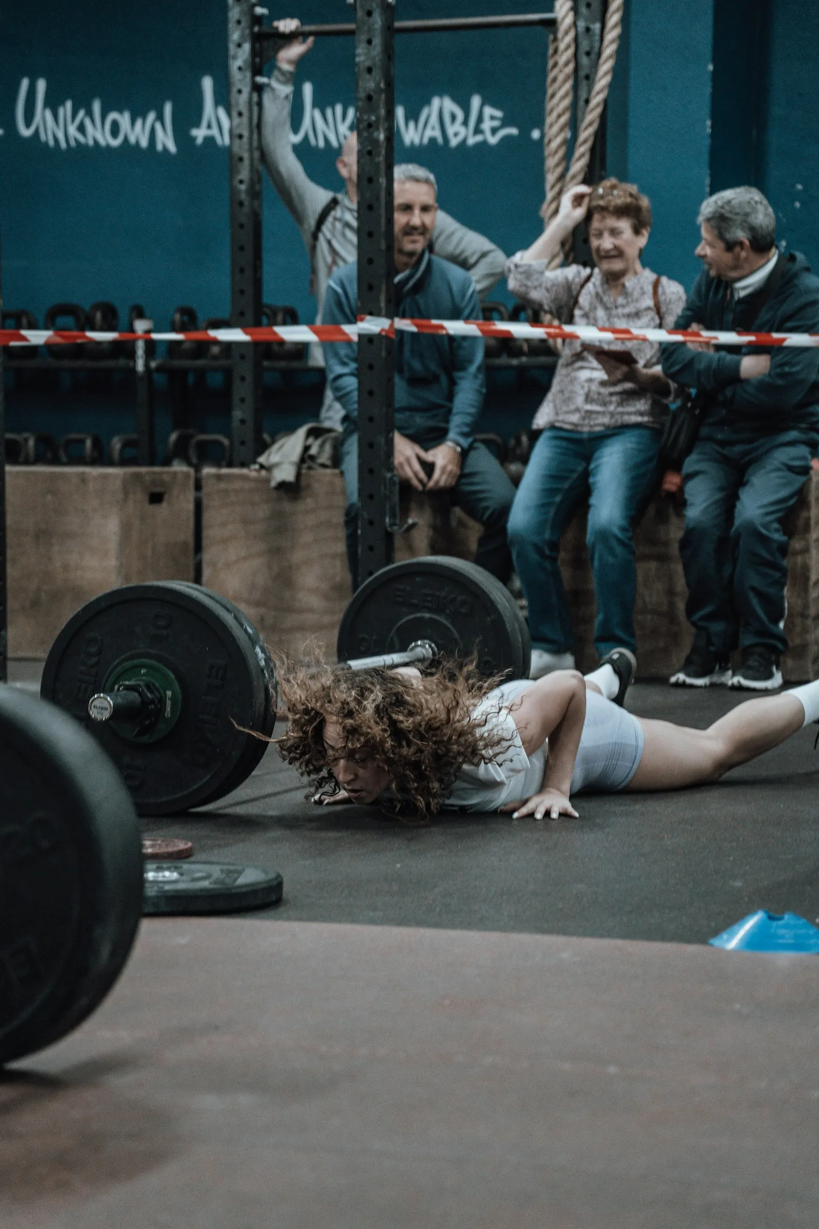 Atleta preparando una barra con discos en un box de CrossFit
